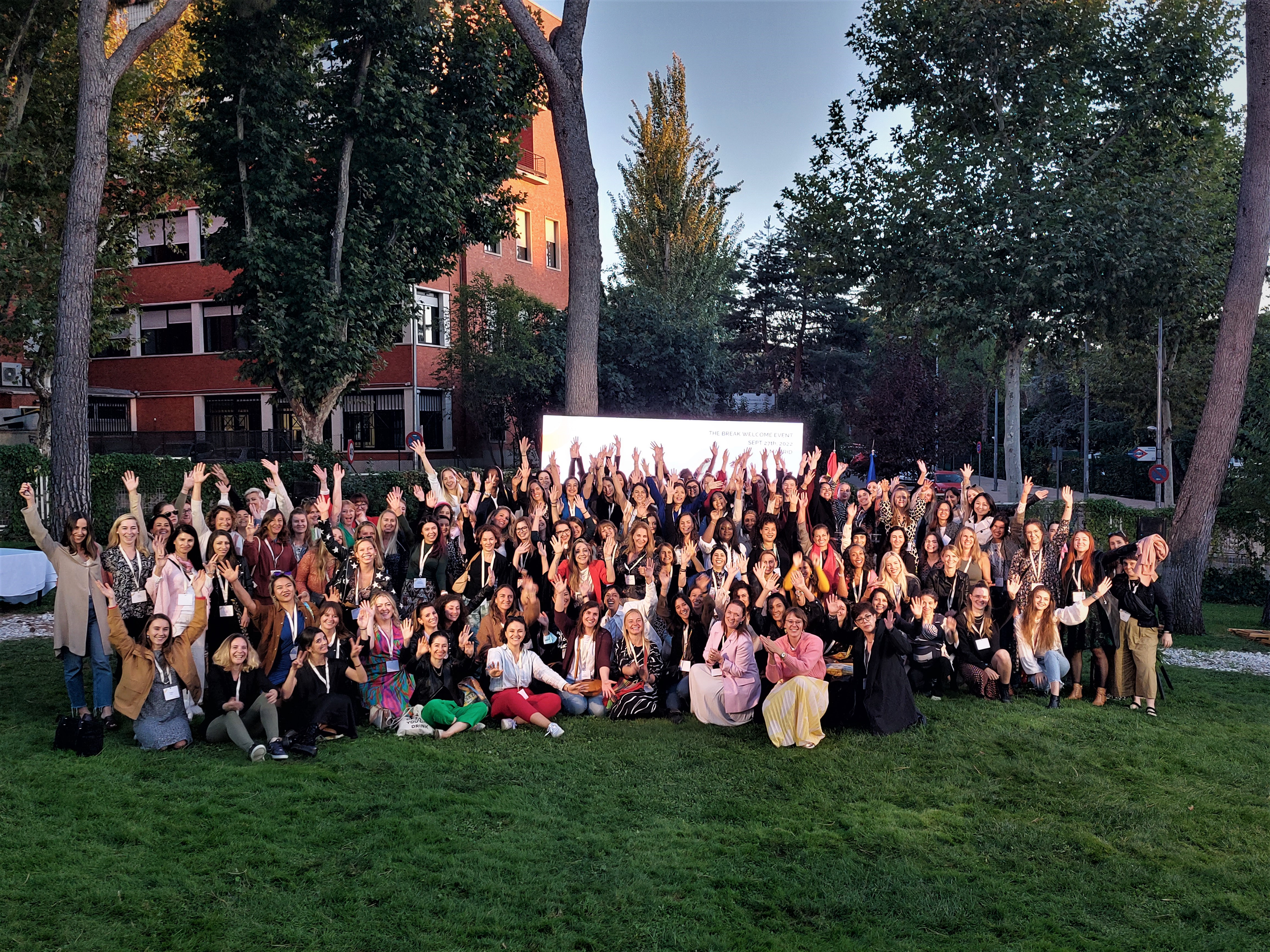 Foto de grupo de las 140 emprendedoras europeas becadas por 'The Break', un programa de atracción de emprendimiento femenino.