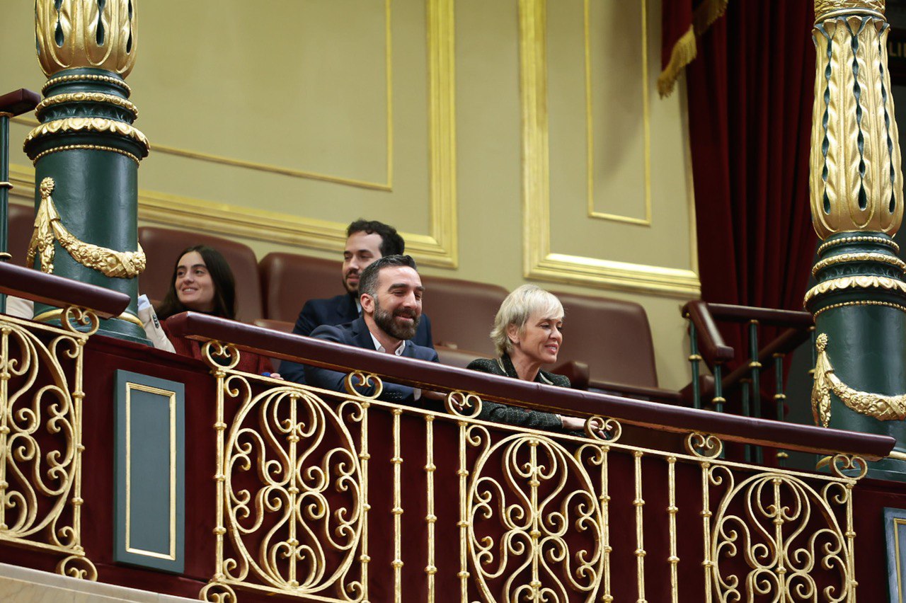 Francisco Polo y Carme Artigas siguen la votación de la Ley de 'Startups' desde la tribuna del Congreso de los Diputados. 